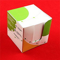 Бумажный кубик в вырубном поддоне с крышкой